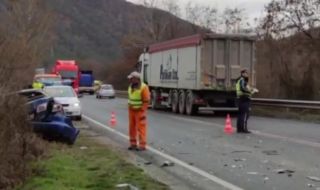 Катастрофа между лек автомобил и камион на пътя София – "Кулата"