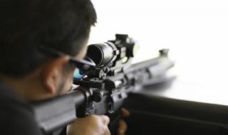Мъж стреля с пушка срещу полицаи във Варна