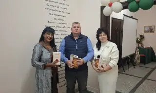 Стихотворение на Ваня Петкова изписаха на стената в читалището на с. Бяла Река