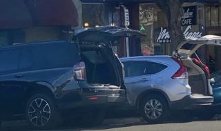 Защо колите в Калифорния стоят с отворен багажник на улицата?