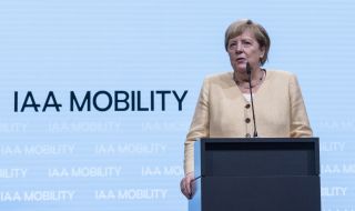 Ангела Меркел посети голямо автомобилно изложение