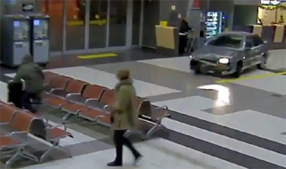 Бивш полицай устрои погром на руско летище (видео)