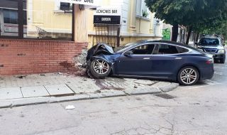 Електромобил се заби в заведение в София, издирват шофьора
