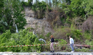 Свлачище затрупа крайбрежната алея във Варна