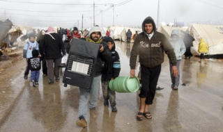 Десетки хиляди сирийски бежанци пресичат иракската граница