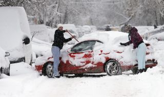 Пет метра сняг покри път в Румъния