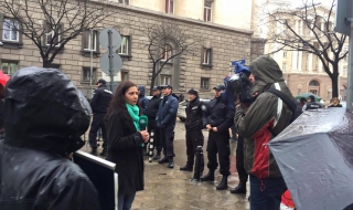 Десетина зелени протестираха пред МС срещу втората кабина в Банско