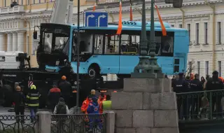 Трагичен инцидент в центъра на Санкт Петербург: автобус падна в реката, има загинали
