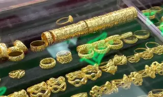 Poor teacher accumulates gambling debts and decides to rob a jewelry store 