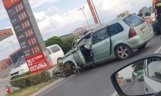 Кола се вряза в бензиностанция, загина жена