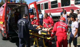 Влак блъсна трактор с ремарке в Румъния