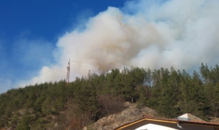 Продължава гасенето на пожара в Смолян