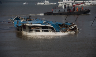 Броят на жертвите на потъналия кораб в Китай достигна 396