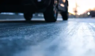 Важни правила: Как да шофираме по заледени пътища