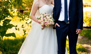 Мъж изскочи изпод роклята на булката, а младоженецът... (ВИДЕО)