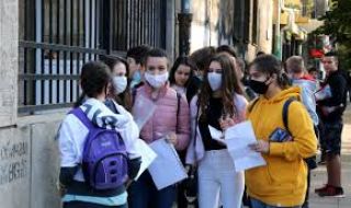 Учениците от 7, 8 и 12 клас се връщат в училище на 4 февруари