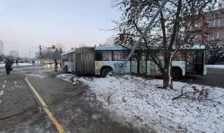 Автобус от градския транспорт удари стълб пред кметството на столичния квартал "Младост-3" ВИДЕО + СНИМКИ