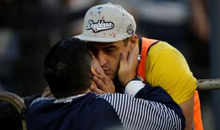 От наркотиците ли е? Марадона падна до скамейката, плаче след мача (ВИДЕО)