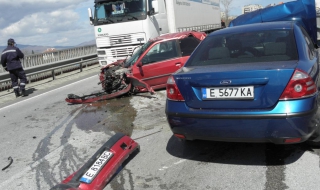 1 загинал и 11 ранени в катастрофи