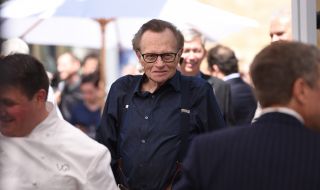 Изведоха Лари Кинг от реанимацията