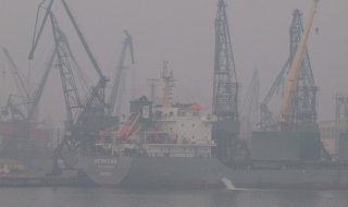 Три екипа гасят пожар в кораб край Варна