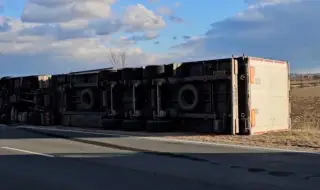 ТИР се преобърна в пропаст край Прохода на Републиката, шофьорът загина