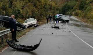 Тежка катастрофа с три коли блокира трафика на пътя Бургас - Малко Търново