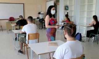 Учебната година в Гърция започва със задължителни маски