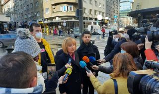 Манолова: Борисов удължава "под масата" мандатите на шефовете на БНТ и БНР