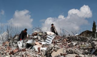 Пететажна сграда, силно повредена при унищожителните земетресения, се срути днес в Малатия