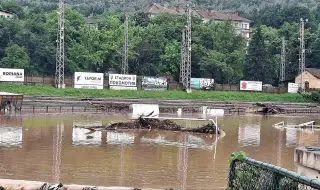Стадион „Локомотив“ в Дряново е под вода след поройните дъждове