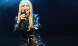 Лили Иванова пазарува бебешки дрешки за... 