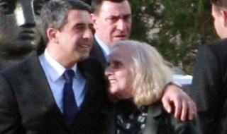 Майката на президента Плевнелиев е била измамена и ограбена
