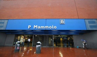 БГ ромка опита да открадне бебе от майка му в римското метро (видео)