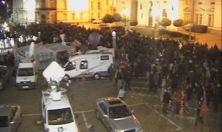 Протестът пред парламента продължава (Обновена в 21:50)