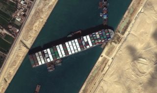Продължават опитите да освободят 400-метровия контейнеровоз, блокирал Суецкия канал (СНИМКИ)