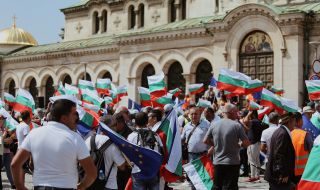 Протестиращи се събират край "Александър Невски" и парламента