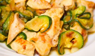 Рецепта за вечеря: Ароматно пилешко със зеленчуци