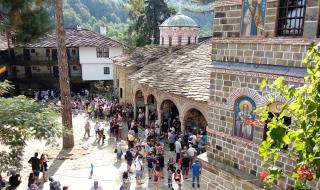 Хиляди се поклониха в Троянския манастир