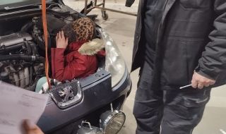Сръбски граничари откриха мигрантка под капака на автомобил