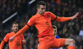 Барса ще привлича Ван Перси