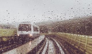 Свлачище преобърна пътнически влак