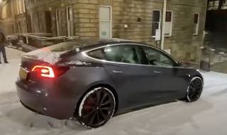 Tesla Model 3 катастрофира след като показа как да не се спускате по заледена улица (ВИДЕО)