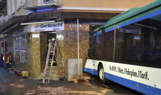 Ученически автобус се вряза в магазин