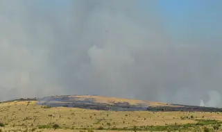 Голям пожар гори на военен полигон Сливница, около селата Безден, Опицвет и Мало Малово - СНИМКИ + ВИДЕО
