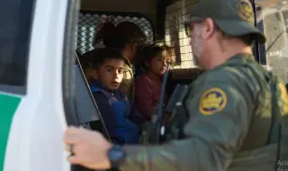 Администрацията на Байдън планира да легализира стотици хиляди мигранти 