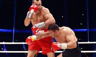 Кличко повали Кобрата, титлата остана далеч от българина