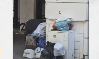 Бездомници превзеха ключов столичен площад