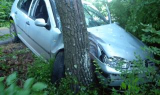 Пиян шофьор се размаза в дърво, рани двамата си спътници