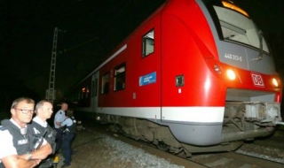 Бежанец нападна с нож и брадва пътници във влак